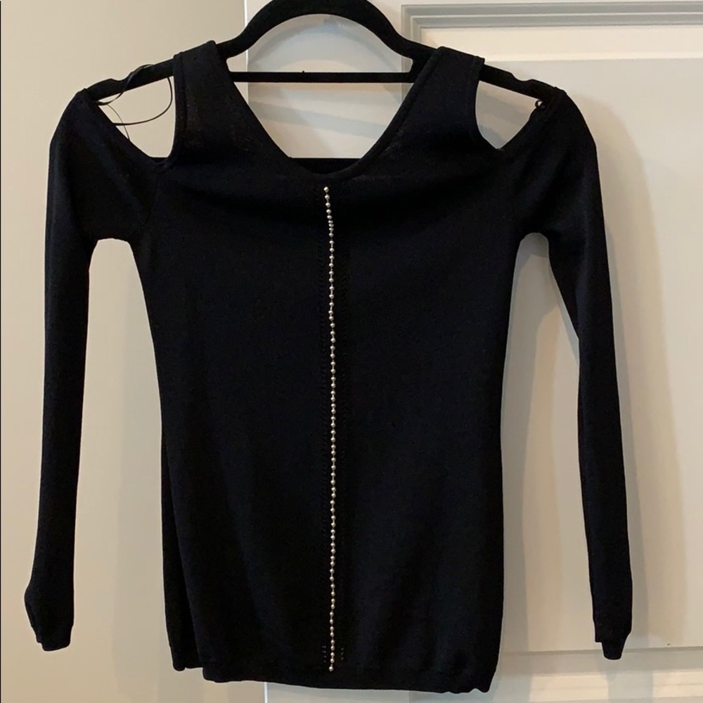 Jennifer Lopez cold shoulder top